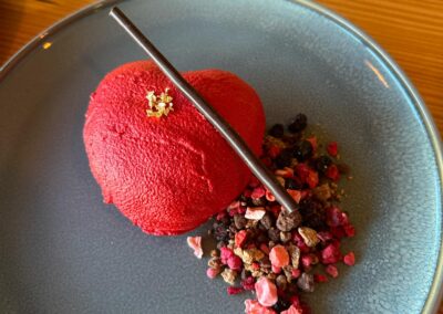 Dessert med sorbet og bærcrumble - Landsbykokken cateringret