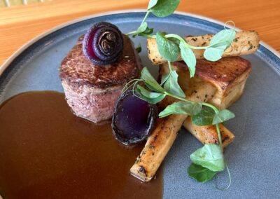 Anretning med oksemørbrad og grillede grøntsager - Landsbykokken cateringret