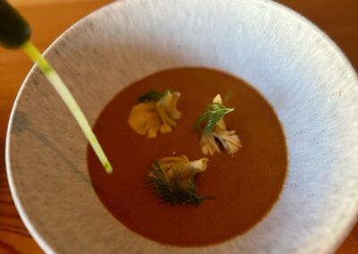 Suppe med rejer og friske urter - Landsbykokken cateringret