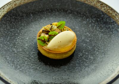 Anrettet dessert med tarte og sorbet